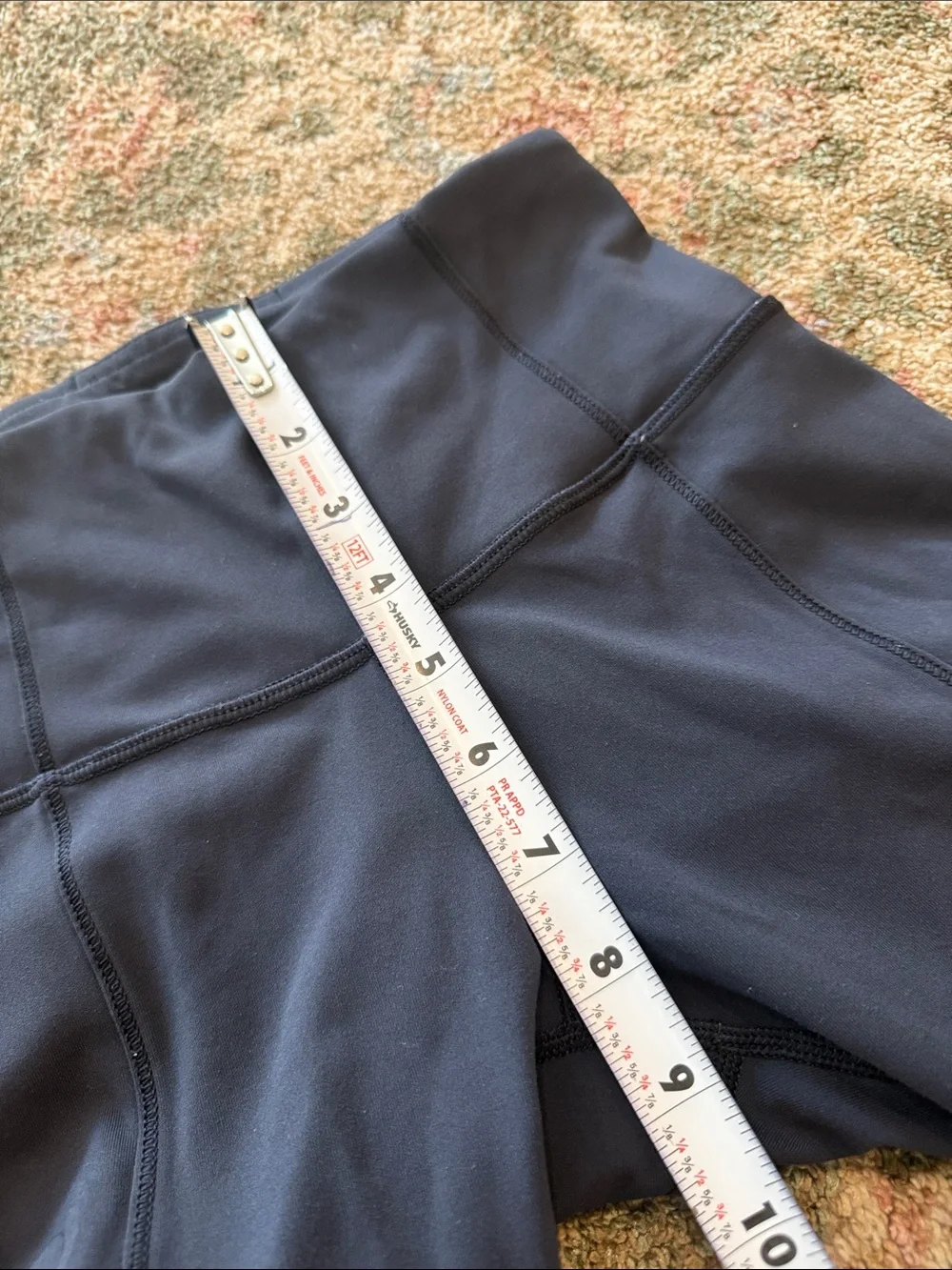 Lululemon navy  Leggings with Reflective Trim size 2(28”) has zipped pockets